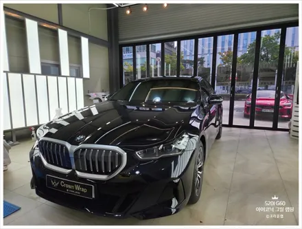 양산 랩핑 BMW 5시리즈 (G60) 아이코닉 그릴 블랙 크롬죽이기 랩핑으로 드레스업 효과 / 부산 사상구