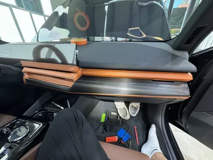 부산랩핑 BMW 신형 5시리즈 실내카본,그릴 랩핑 맛집입니다 / 부산 사상구
