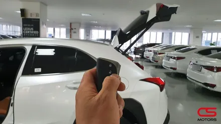 렉서스 UX250h 순정형 전동트렁크 장착! 전동트렁크는 CS모터스에서~ 렉서스 중고차는 렉서스 공식인증중고차에서~ / 경기 구리