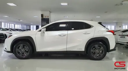 렉서스 UX250h 순정형 전동트렁크 장착! 전동트렁크는 CS모터스에서~ 렉서스 중고차는 렉서스 공식인증중고차에서~ / 경기 구리