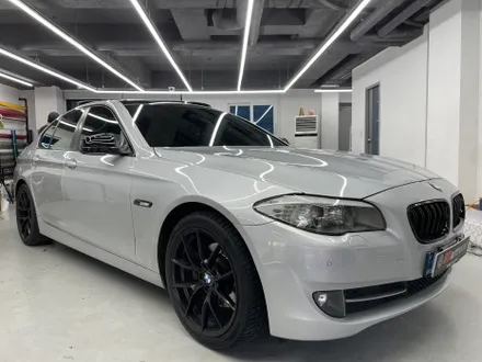 안성랩핑 BMW F10 5시리즈 크롬 죽이기+루프스킨+사이드미러 부분랩핑 시공 / 화성,수원,오산