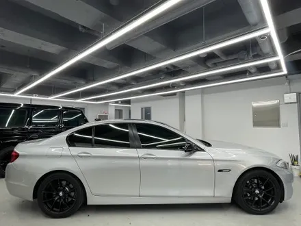 안성랩핑 BMW F10 5시리즈 크롬 죽이기+루프스킨+사이드미러 부분랩핑 시공 / 화성,수원,오산