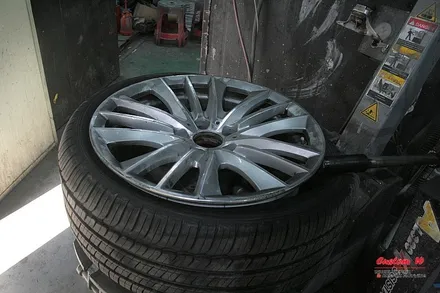 휠도색, 다이아몬드컷팅 휠수리로 건메탈 폴리쉬 형태로 휠체인지! BMW550I 휠 작업기. / 용인 처인구
