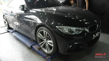 심각한 수준의 주차 스크래치가 생긴 BMW 428I 조수석 앞,뒤 휠 다이아몬드컷팅 휠수리로 복원을 했습니다. / 용인 처인구