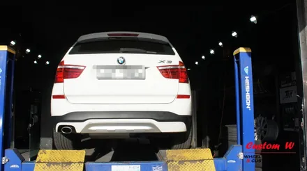 새 휠로 교체 할 필요없이 BMW X3 차량의 휠을 다이아몬드컷팅 휠수리로 1개의 휠만 다른 휠과 동일하게 복원합니다. / 용인 처인구