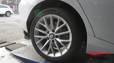 BMW 118D 메쉬타입 휠에도 블래유광 휠도색은 잘 어울렸습니다. / 용인 처인구