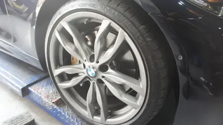 F10 BMW 550D 상처 난 휠수리 후 유광블랙 휠도색, 부식과 녹이 생긴 캘리퍼 M퍼포먼스블루 캘리퍼도색. / 용인 처인구