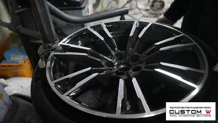 BMW F90 신형 M5 올블랙의 느낌을 위한 블랙유광 휠도색. / 용인 처인구
