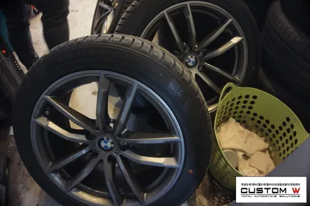 BMW G30 520d 블랙유광 휠도색, M퍼포먼스 블루 캘리퍼도색. / 용인 처인구
