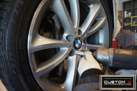 BMW 650i 컨버터블 잘못된 휠수리 이력. 박리후, 다이아몬드 컷팅 휠수리 , 심각한 부식 캘리퍼 녹 제거후, 부식방지 방청 ,코팅 효과 겸비한 캘리퍼 도색 작업 까지.! / 용인 처인구