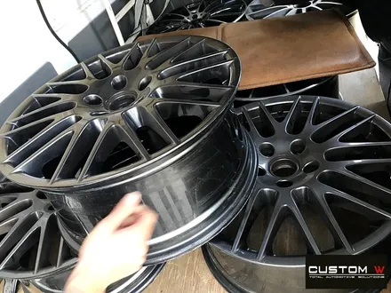 벤츠 E400D 마차휠 잘못된 휠도색으로 인한 박리 작업 후 블랙유광 휠도색 + 골드 캘리퍼 도색 / 용인 처인구