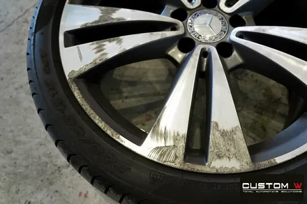 벤츠 W218 CLS350d 19인치 휠 상처 수리 후 다이아몬드 컷팅 가공 작업을 이용한 블랙 폴리쉬 휠로 깔끔하게 변신! / 용인 처인구