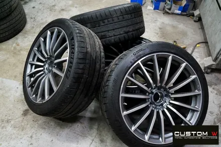벤츠 GT43 AMG 기존 잘못된 수리 도색 이력 약품 박리 후 블랙 실버 투톤 무광 휠도색 + 카본 세라믹 골드 캘리퍼 도색 / 용인 처인구