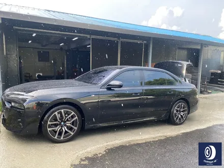 BMW 휠.. 왜 이렇게 만들까... 휠에 장착된 플라스틱 커버는 무슨 의미가 있나? 경량화? 디자인? 신형 740D 신0차 출고 작업 휠 커버 + 휠 블랙 도색 + 캘리퍼  도색 / 용인 처인구