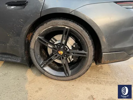 포르쉐 타이칸 GTS 심하게 손상된 휠 상처 수리 후, 정품 제트 블랙 메탈릭 컬러 복원 도색 + 타이어 코드 절상 신품 타이어 교체 작업까지_! / 용인 처인구