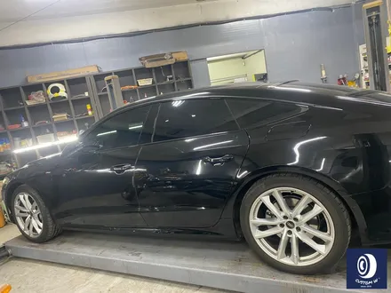 아우디 A7 55TFSI e 20인치 다이아몬드 커팅 가공을 이용한 블랙 폴리시 휠 커스텀 +  부식 방지 블랙 컬러로 캘리퍼 도색 작업까지_! / 용인 처인구