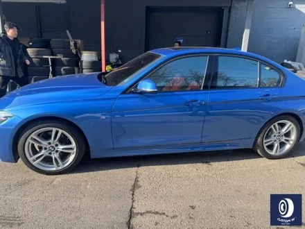 BMW F30 330i 400M 18인치 휠 상처 수리 후, 블랙 유광 휠도색 + 부식 제거 후 레드 캘리퍼 도색 (블루 컬러 바디에는 역시 블랙 휠 레드 캘리퍼) / 용인 처인구
