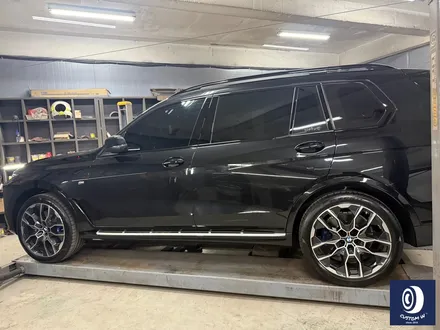 신차 출고 작업 / BMW X7 40I 22인치 913M 제트 블랙 (하이그로시 블랙 / 검정 유광) 휠도색 / 용인 처인구