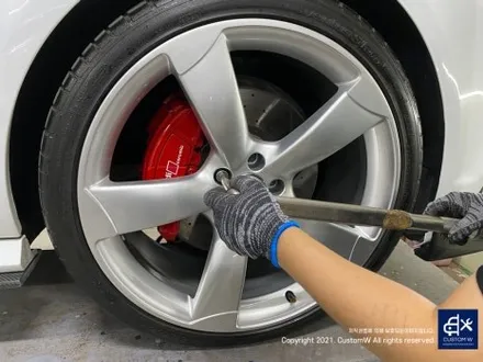 타 업체 수리 도색 이력이 있는 아우디 A7 55TDI 스포츠 테크 21인치 할로우 휠 상처 수리 후,  하이퍼 실버 휠도색 + 레드 캘리퍼 도색 / 용인 처인구