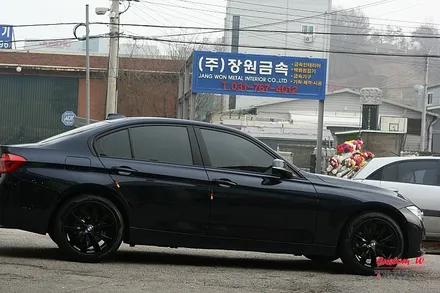 갓 나온 신차급 BMW320D 블랙유광 휠도색 / 용인 처인구