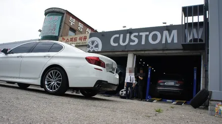 각각 다른 휠의 두 대의 차량의 BMW 528I 고스트크롬 휠도색(간만에 콜라보). / 용인 처인구