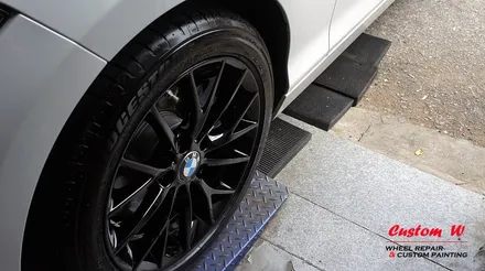 여성이 타기에도 딱 좋은 BMW 118D차량의 블랙유광 휠도색. / 용인 처인구