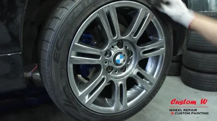 BMW E90 3시리즈 각기 다른 컬러 차량의 M팩 휠의 고스트크롬 휠도색. / 용인 처인구