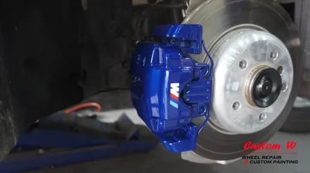 블랙 휠도색과 블루 캘리퍼도색 조합으로 BMW 520D M 에어로 다이나믹프로를 더 새롭게 변화시키다. / 용인 처인구
