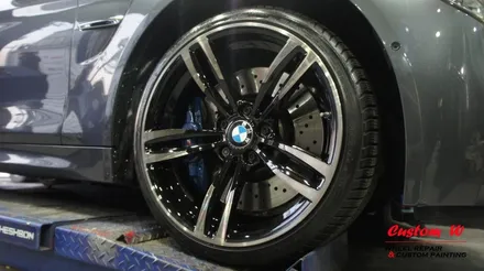 일반적인 다이아몬드컷팅 휠의 마감과는 조금 다른 BMW M4의 19인치 다이아몬드컷팅 휠수리. / 용인 처인구