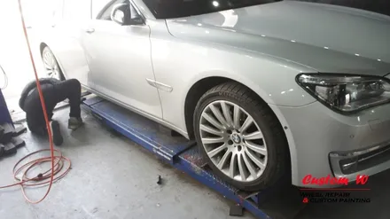 F바디도 여전히 건재한 BMW 7시리즈 차량의 19인치 휠 상처수리 후 고스트크롬 휠도색. / 용인 처인구