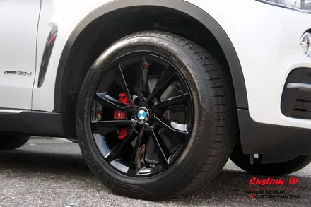 BMW X6 30D 차량의 블랙유광 휠도색 + 레드 캘리퍼도색. / 용인 처인구