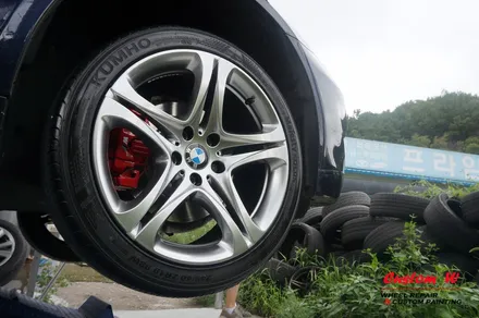 BMW 5시리즈에 장착 된 640D 19인치 휠 고스트크롬 휠도색, 레드 캘리퍼도색. / 용인 처인구