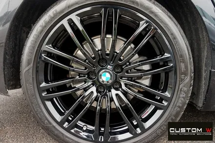 664M 휠이 장착 되어 있는 BMW G30 520D 차량의 휠상처 수리후, 블랙유광 휠도색. / 용인 처인구