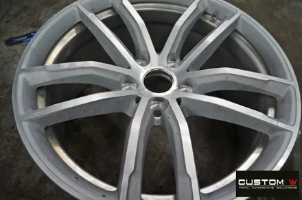 BMW G30 520d 662M 18인치 잘못된 휠수리 도색 이력 약품 박리 후 블랙유광 휠도색 + 레드 캘리퍼 도색 / 용인 처인구