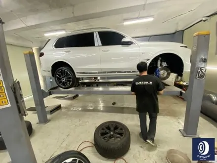 멋지게 사틴 블랙 컬러 랩핑 작업 된 BMW G07 X7 40i 22인치 블랙 유광 휠도색 / 용인 처인구