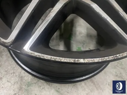 벤츠 V클래스 V300D 휠 상처 수리 후, 블랙 유광 휠도색 + 손상된 타이어 신품으로 교체 작업까지_! / 용인 처인구