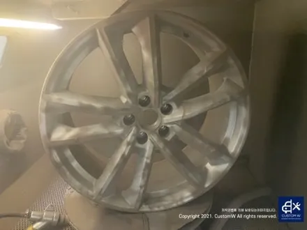 아우디 A7 50TDI 20인치 휠 상처 수리 후, 다이아몬드 커팅 가공을 이용한 블랙 폴리시 휠 커스텀 도색 작업 그리고 레드 캘리퍼 도색 작업까지_! / 용인 처인구