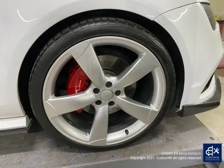 타 업체 수리 도색 이력이 있는 아우디 A7 55TDI 스포츠 테크 21인치 할로우 휠 상처 수리 후,  하이퍼 실버 휠도색 + 레드 캘리퍼 도색 / 용인 처인구