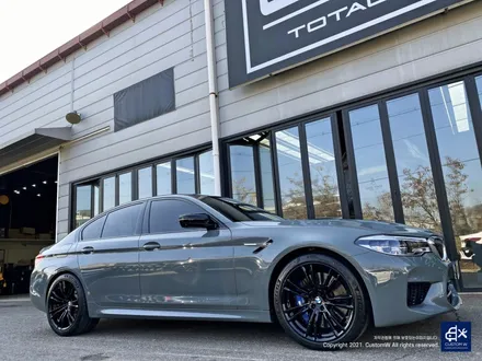 BMW F90 M5 박리 후 블랙유광 휠도색 + 리어 범퍼 디퓨저, 사이드 미러 블랙유광 도색 / 용인 처인구