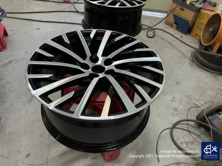 아우디 인증 중고차 상품화 작업  A8L(롱바디)  55TFSI CNC 다이아몬드 커팅 가공을 이용한 블랙 폴리시 휠 커스텀 도색 작업 그리고 블랙 캘리퍼 도색 작업까지_! / 용인 처인구