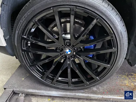 BMW G05 X5 30d 휠수리 불량 기존 페인트 도막 제거 (약품박리) 후 블랙유광 휠도색 + 블루 캘리퍼 도색 / 용인 처인구