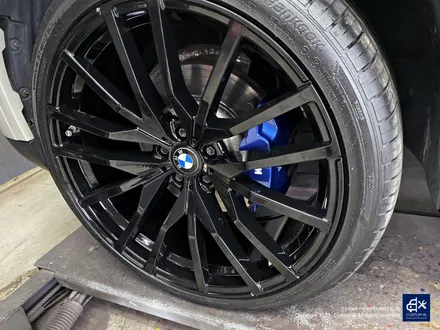 BMW G05 X5 30d 휠수리 불량 기존 페인트 도막 제거 (약품박리) 후 블랙유광 휠도색 + 블루 캘리퍼 도색 / 용인 처인구