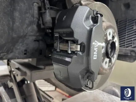 BMW G11 730d 20인치 휠 상처 수리 후, 다이아몬드 커팅 복원 + 브레이크 캘리퍼 부식 / 녹  제거 후, 건메탈 그레이 컬러 도색 / 용인 처인구