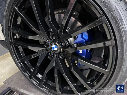 BMW G05 X5 30d 휠수리 불량 기존 페인트 도막 제거 (약품박리) 후 블랙유광 휠도색 + 블루 캘리퍼 도색 / 용인 처인구