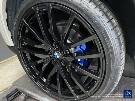 BMW G05 X5 30d 휠수리 불량 기존 페인트 도막 제거 (약품박리) 후 블랙유광 휠도색 + 블루 캘리퍼 도색 / 용인 처인구