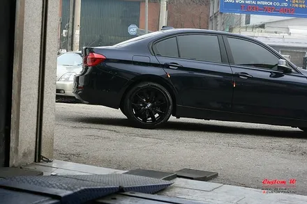갓 나온 신차급 BMW320D 블랙유광 휠도색 / 용인 처인구
