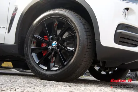 BMW X6 30D 차량의 블랙유광 휠도색 + 레드 캘리퍼도색. / 용인 처인구