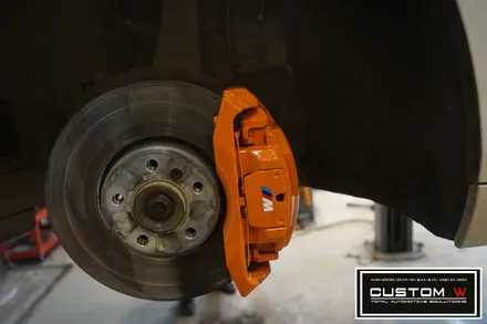 BMW 6시리즈 휠 상처수리후 고스트크롬 휠도색 M퍼포먼스 오렌지컬러 캘리퍼도색. / 용인 처인구