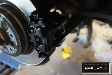 BMW 3시리즈 컨버터블 부식이 심하고 상처도 심한 313M 휠 다이아몬드컷팅 휠수리, 블랙 캘리퍼도색. / 용인 처인구