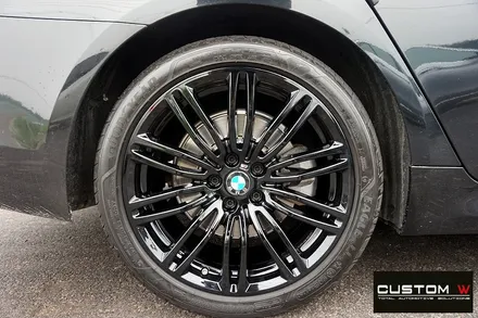 664M 휠이 장착 되어 있는 BMW G30 520D 차량의 휠상처 수리후, 블랙유광 휠도색. / 용인 처인구